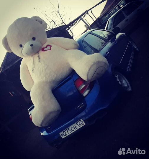 Большой плюшевый медведь 