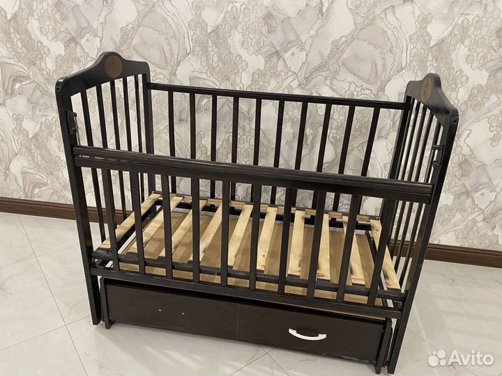 Детская кроватка с маятником и ящиком