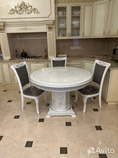 Кухонный стол и стулья