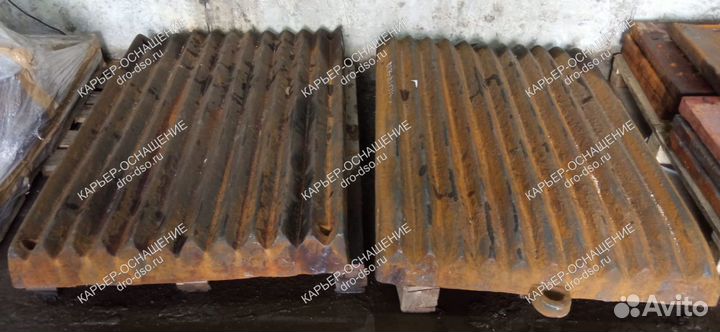 Плита дробящая неподвижная щековой дробилки