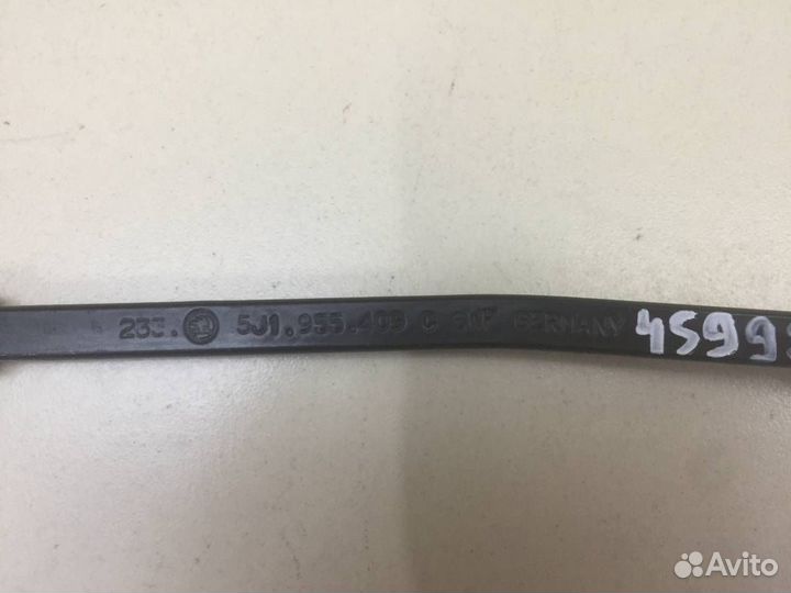 Поводок стеклоочистителя передний левый Skoda Fabi