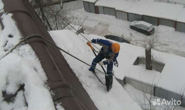 Чистка крыш от снега и сосулек