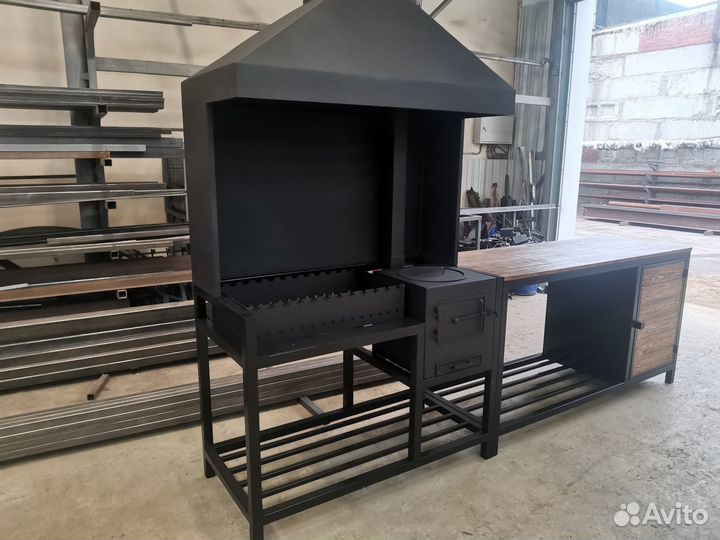 Мангальная зона с вытяжкой и кухонным столом