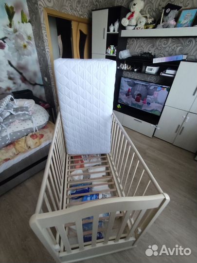 Детская кроватка с маятником и ящиком