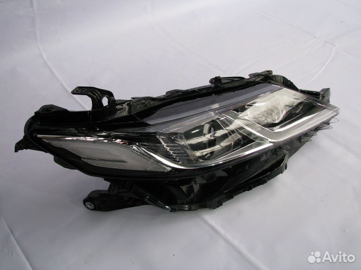Toyota Camry V70 Фара передняя правая 2017+