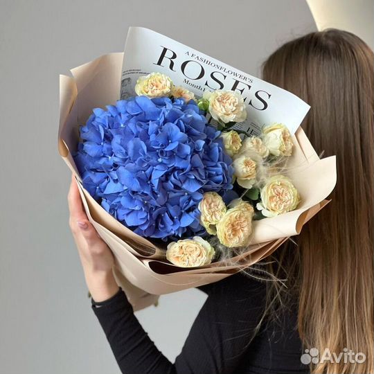 Букет с гортензией и кустовыми пионовидными розами