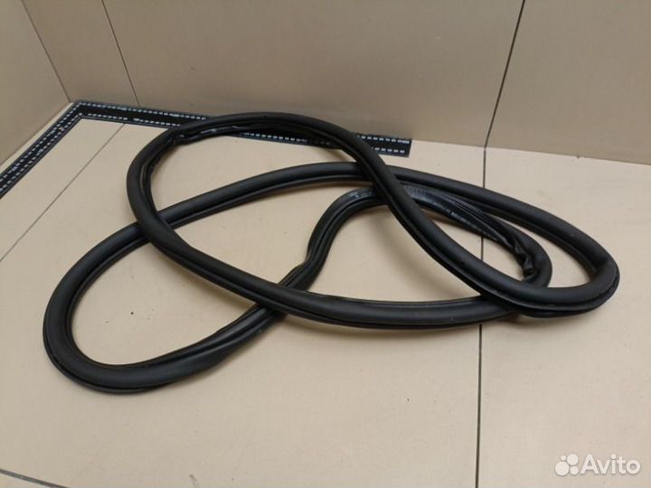 Уплотнитель дверного проема задний правый Skoda