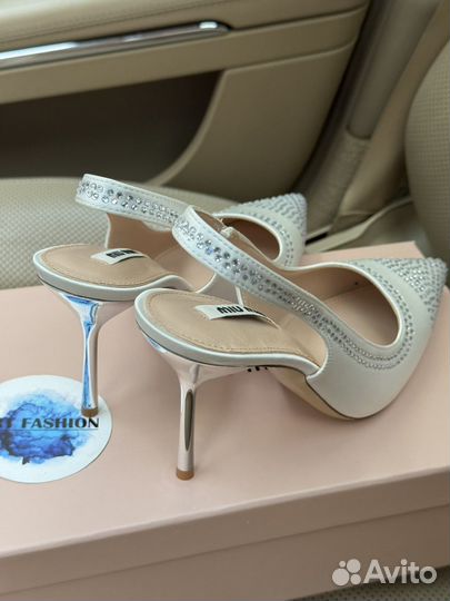 Атласные белые туфли на каблуке Miu Miu