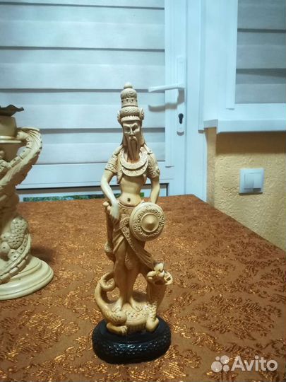 Статуэтки и подсвечник