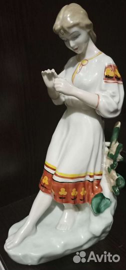 Статуэтка фарфор Девушка с цветком