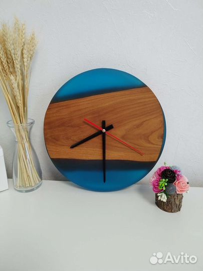 Настенные часы из дерева и эпоксидной смолы