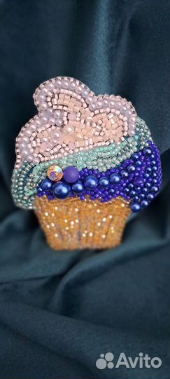 Брошь ручной работы из бисера