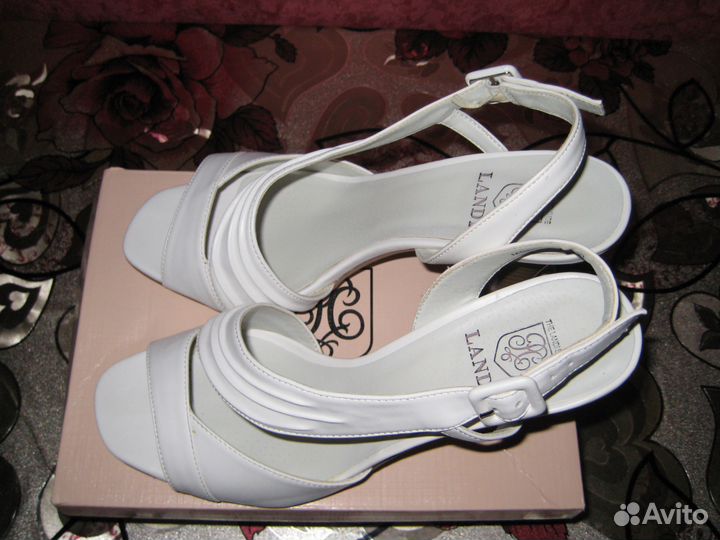 Босоножки белые