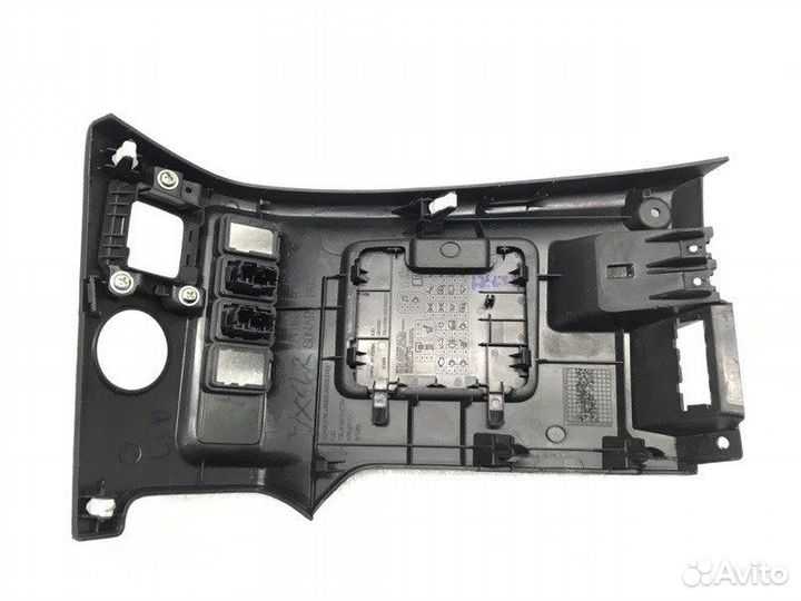 Накладка на торпедо левая Mitsubishi Pajero Sport