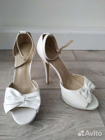 Туфли женские с ремешком 