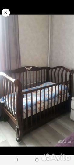 Детская кроватка с маятником