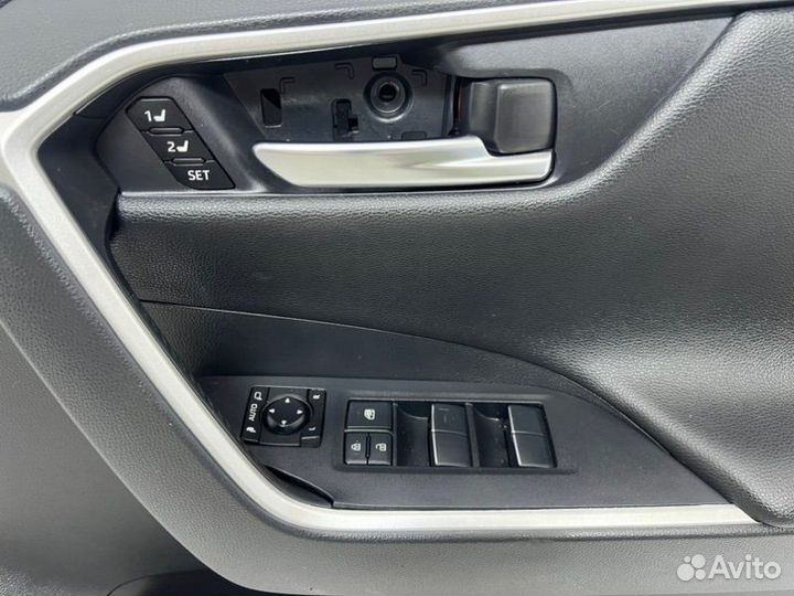 Обшивка двери передняя правая Toyota Rav4 axah52