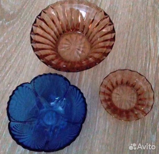 Четыре вазочки из цветного стекла