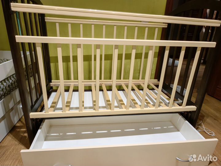 Детская кроватка с продольным маятником
