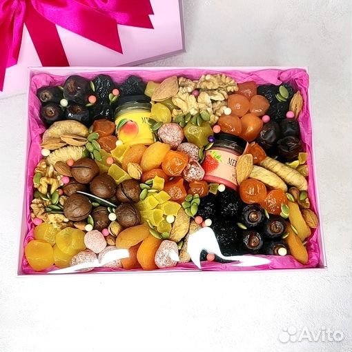 Подарочный набор женский. Орехи, сухофрукты, мед