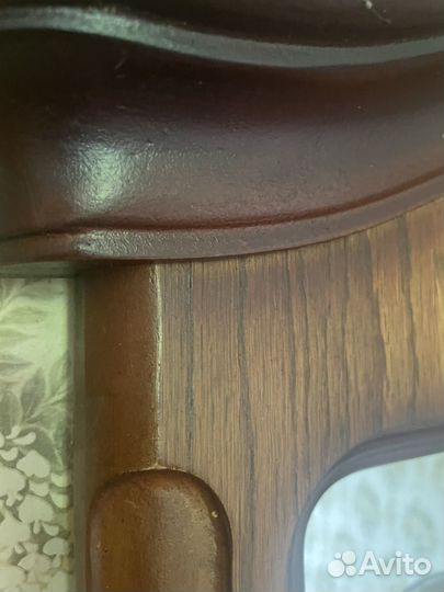 Зеркало в деревянной раме