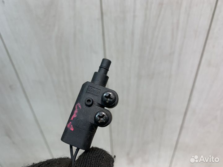 Выключатель концевой капота Hyundai Solaris 2