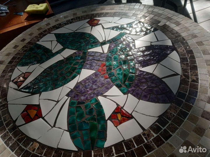 Стол из мозаики
