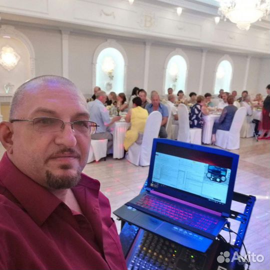 Певец-музыкант на праздник