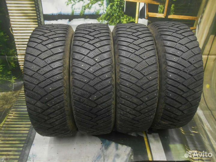 Goodyear UltraGrip Ice Arctic SUV 215/70 R16