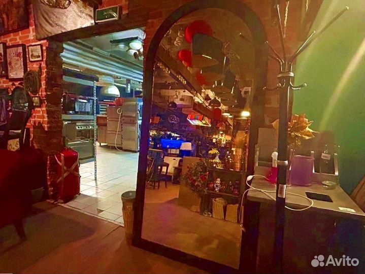 Большое зеркало в раме из массива