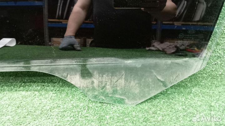 Стекло двери Kia Mohave Левое Переднее