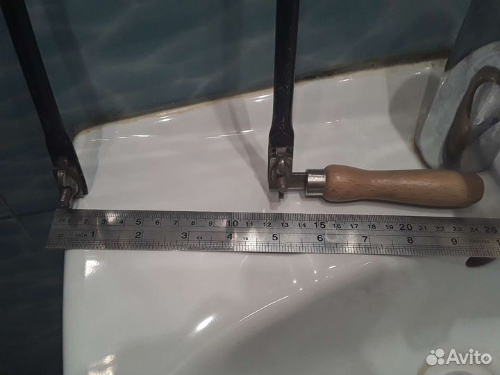 Две детали швейной машинки,лобзики,бритва