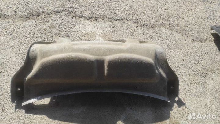 Обшивка крышки багажника задняя Toyota Avensis