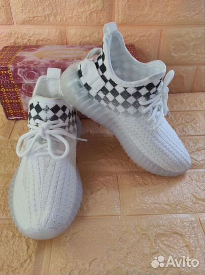 Кроссовки женские Yeezy