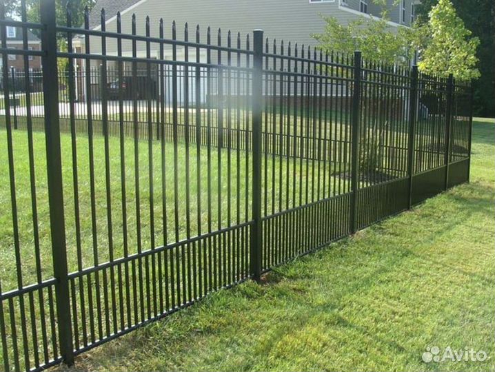 Забор из профильных труб с ковкой