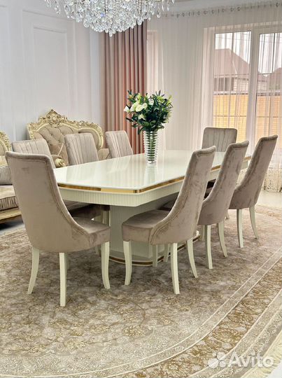 Стол и стулья в гостиную. В наличии