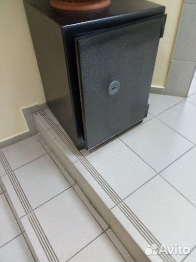 Сейф металлический