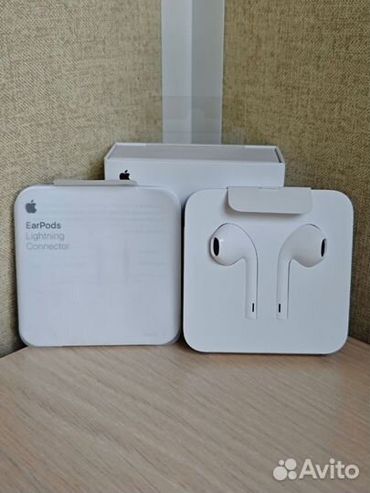 Наушники Apple EarPods Lightning Connector