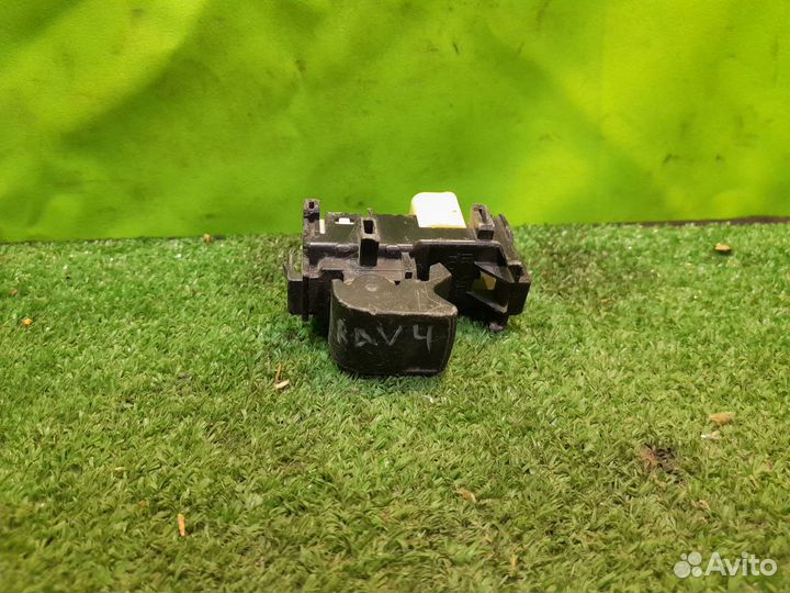 Кнопка стеклоподъемника Toyota Auris