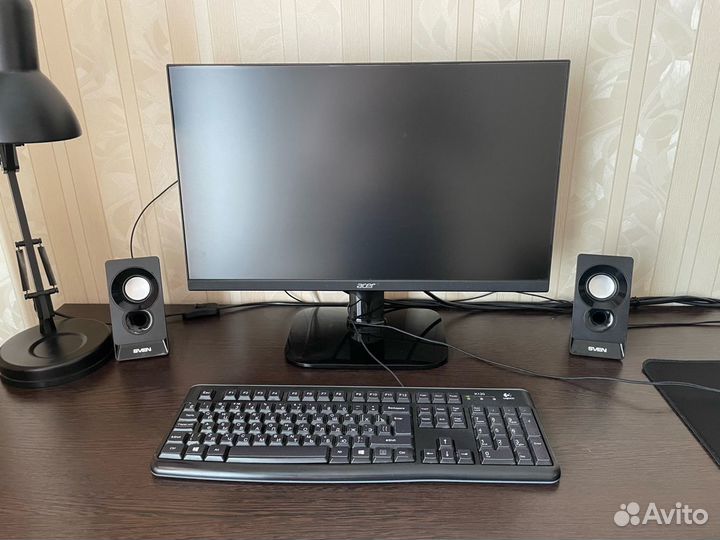 Игровой компьютер с девайсами и монитором