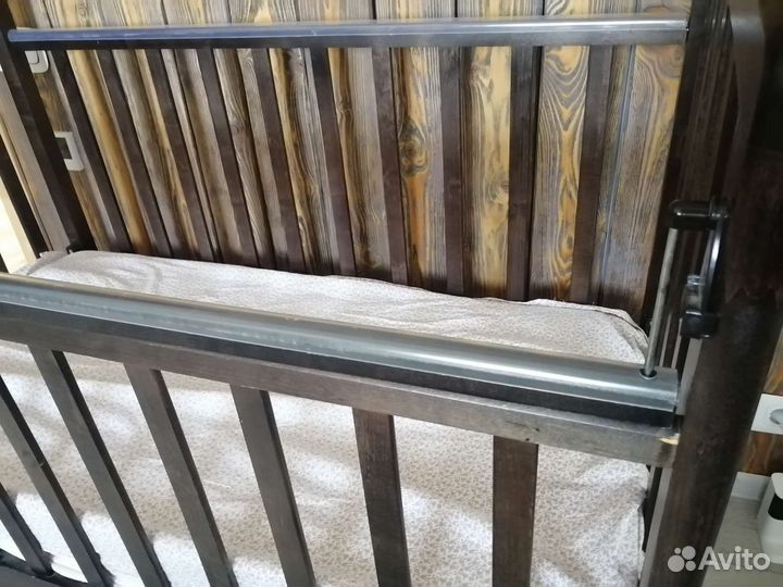 Детская кроватка с маятником и ящиком