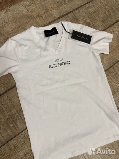 Белая футболка