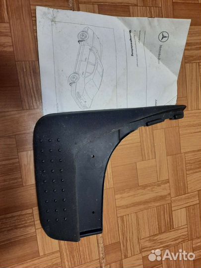 Брызговик левый на mercedes w210