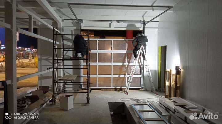 Монтаж секционных ворот рольставней