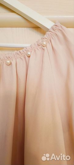 Блузка нежная с жемчугом