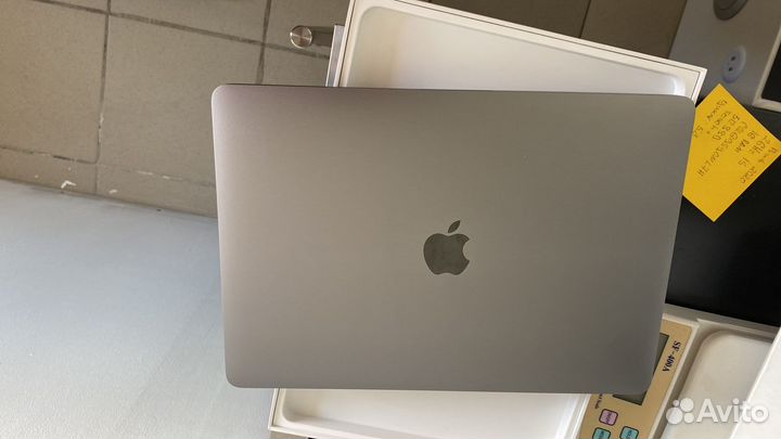 Macbook pro 13 2020 i5 A2251 2 GHZ 16 RAM 1 TB