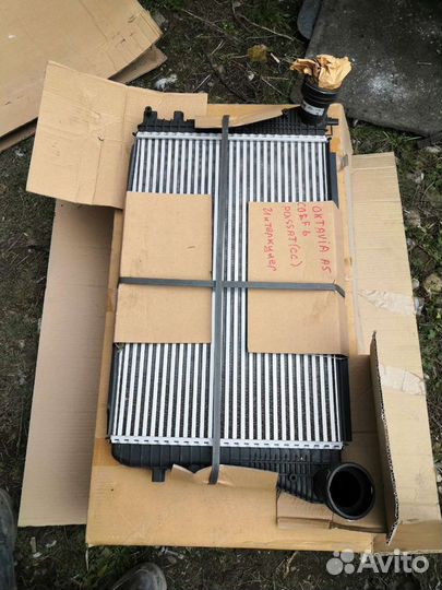 Passat CC радиатор интеркулера нов оригинал