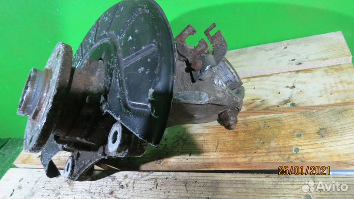 Кулак передний правый Volkswagen Passat B6