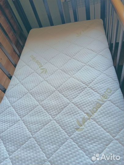 Детская кроватка с маятником