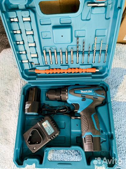 Шуруповерт с битами Makita 12V